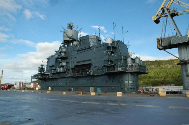 Ngay từ quá trình đóng mới, tàu sân bay Kuznetsov đã gặp phải rất nhiều trở ngại. Do Liên Xô tan rã, quá trình hoàn thiện con tàu bị ảnh hưởng nặng nề, mãi tới năm 1995 - nghĩa là 10 năm sau khi hạ thủy - tàu mới chính thức đi vào hoạt động.