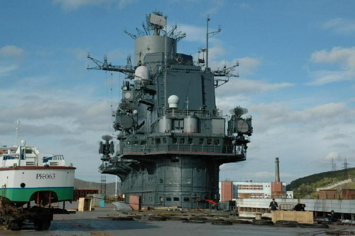 Hàng không mẫu hạm Đô đốc Kuznetsov được hạ thủy từ năm 1985, ban đầu, tàu sân bay này được xếp hạng "tuần dương hạm mang máy bay", nhưng phương Tây thường coi đây là tàu sân bay duy nhất của Hải quân Nga.