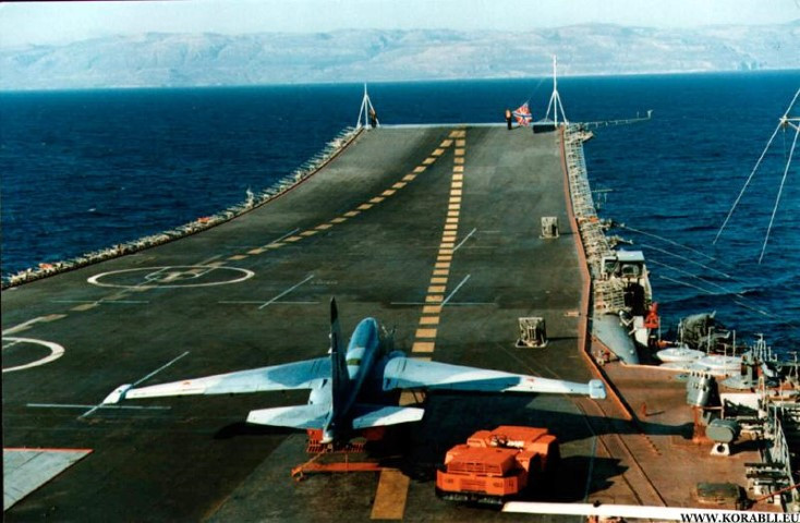 So với các tàu sân bay của Mỹ, Kuznetsov của Hải quân Nga có kích thước nhỏ hơn, và quy mô thủy thủ đoàn cũng ít hơn, chỉ 1960 người, trong đó có 626 thành viên phi hành đoàn.