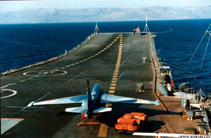 So với các tàu sân bay của Mỹ, Kuznetsov của Hải quân Nga có kích thước nhỏ hơn, và quy mô thủy thủ đoàn cũng ít hơn, chỉ 1960 người, trong đó có 626 thành viên phi hành đoàn.