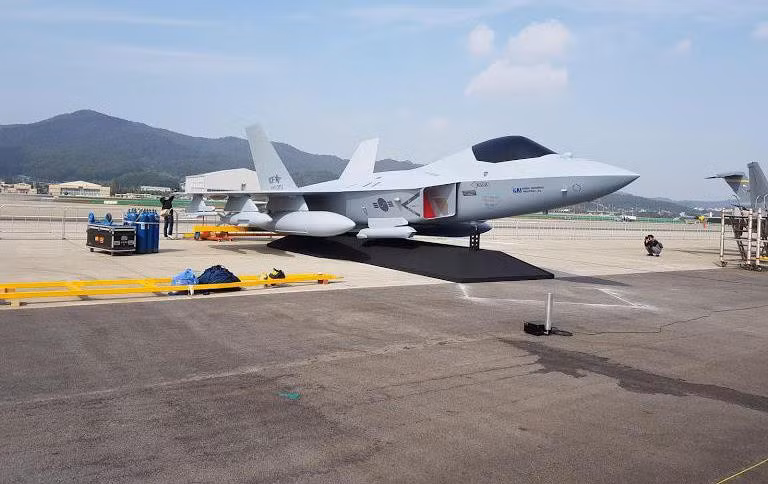 Tập đoàn KAI cho biết chiến đấu cơ KF-X là một trong những dự án quốc gia quan trọng nhất nhằm thay thế các tiêm kích của lực lượng không quân hiện tại và giới thiệu máy bay chiến đấu thế hệ tiếp theo có thể đáp ứng khái niệm hoạt động trong tương lai của lực lượng chiến trường.