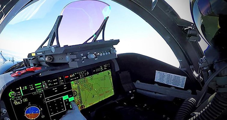 Buồng lái của F-15QA cũng được thiết kế lại, sử dụng một màn hình phẳng cỡ lớn tương tự tiêm kích tàng hình F-35, thay thế các màn hình cỡ nhỏ và đồng hồ cơ học trên mẫu F-15 nguyên bản.