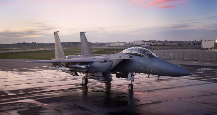 Khi được trang bị đầy đủ tên lửa, F-15QA có thể mang theo tối đa tới 24 tên lửa, tức gấp đôi số tên lửa của Su-30/35/57 có thể mang được vốn chỉ có thể mang 12 quả.