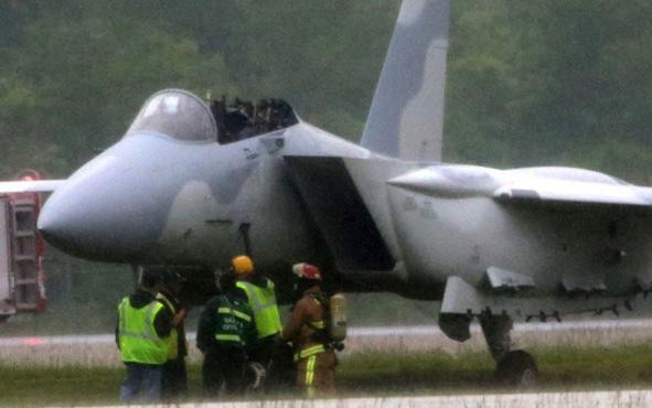 Hình ảnh hiện trường cho thấy chiếc chiến đấu cơ F-15QA nằm ở khoảng đất giữa đường băng và đường lăn sân bay. Phi cơ bị mất nắp buồng lái và hai ghế thoát hiểm, không có dấu hiệu bị hư hại nghiêm trọng.