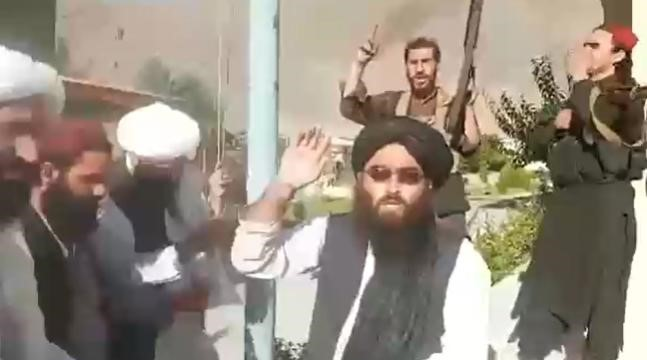 Trong một đoạn video được tung ra có thể thấy khoảnh khắc lá cờ của Taliban được kéo lên ở Panjshir, nhằm chứng minh quyền kiểm soát của nhóm này đối với chiến trường Panjshir là thật.