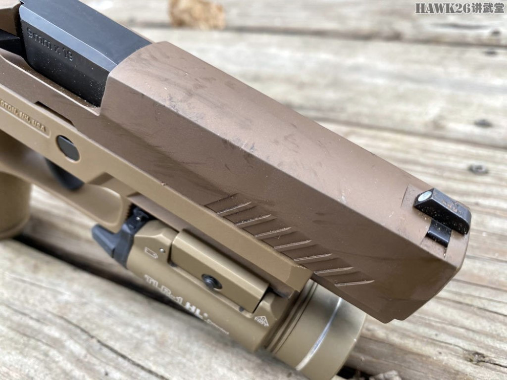 Cận cảnh lớp sơn của khẩu súng ngắn M17 của Mỹ với chỉ vài vết xước, những vết xước này xuất hiện chủ yếu do thao tác cất - rút súng ra khỏi bao đựng.