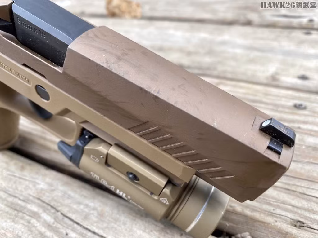 Cận cảnh lớp sơn của khẩu súng ngắn M17 của Mỹ với chỉ vài vết xước, những vết xước này xuất hiện chủ yếu do thao tác cất - rút súng ra khỏi bao đựng.