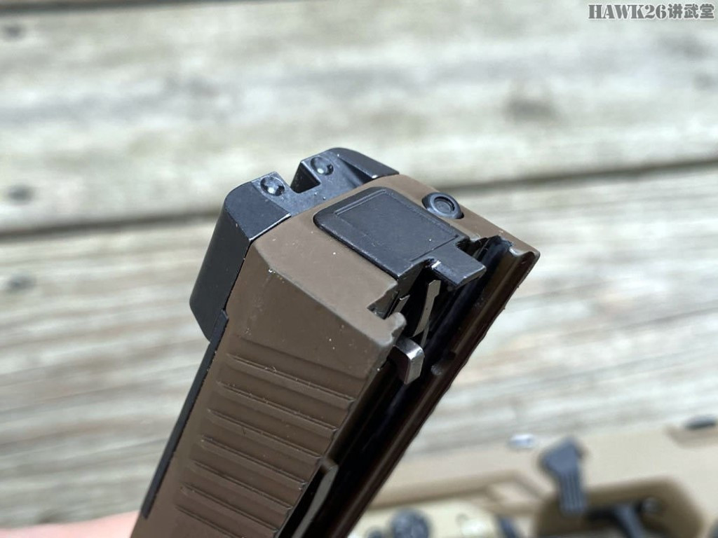 Với cách thức sử dụng thông thường, khẩu súng ngắn M17 sẽ cần tới khoảng 10 năm để đạt được số lượng bắn 25.000 phát. Trong điều kiện thử nghiệm, quá trình này chỉ tốn vài năm và sẽ có một vài khác biệt nhỏ so với việc sử dụng trong thực tế.