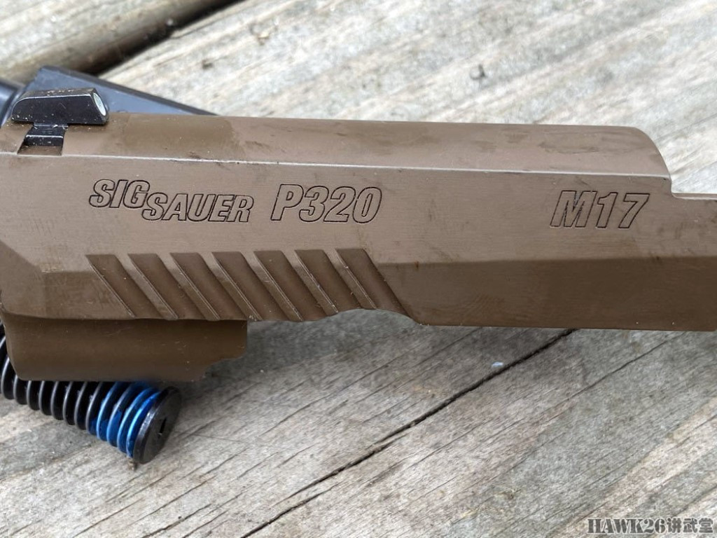 Hộp tiếp đạn của khẩu súng này cũng có thiết kế rất thông minh, có thể chứa được tối đa tới 21 viên. Trong khi đó ở mẫu súng ngắn M18 nhỏ gọn hơn, hộp tiếp đạn cũng có dự trữ lên tới 17 viên.