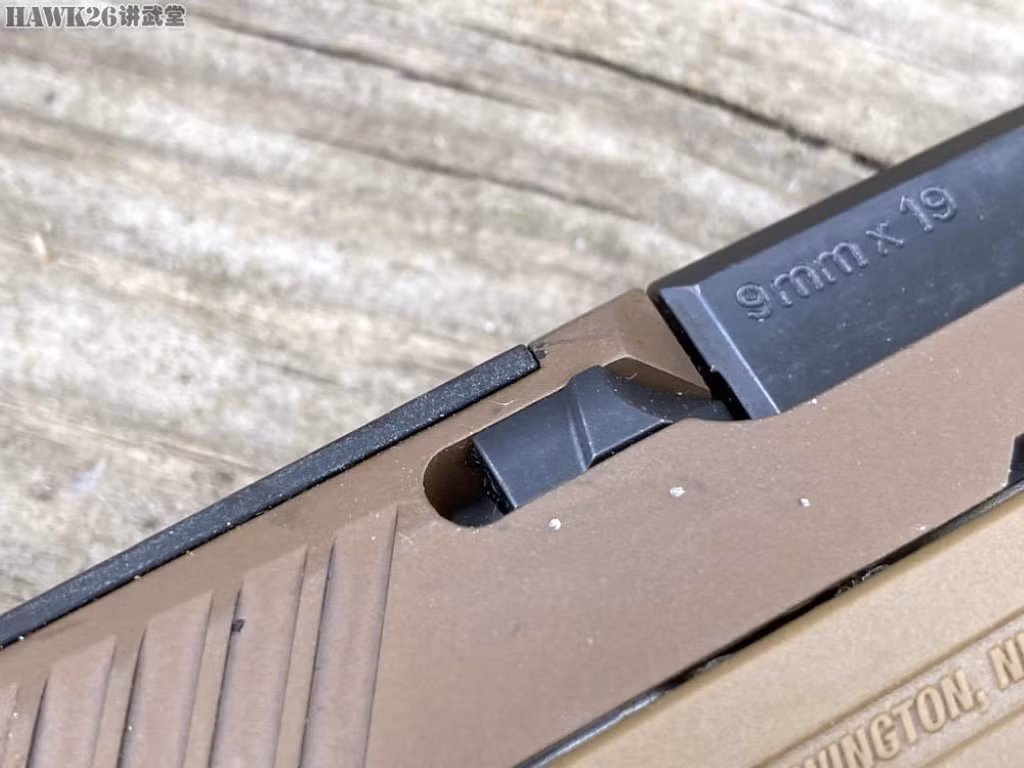 Với các tiêu chí bền, rẻ và dễ sử dụng, súng ngắn M17 có thiết kế tối giản, sử dụng đạn cỡ 9x19mm. Bên cạnh đó, khẩu súng này cũng có khả năng gắn thêm thiết bị hỗ trợ bên ngoài.