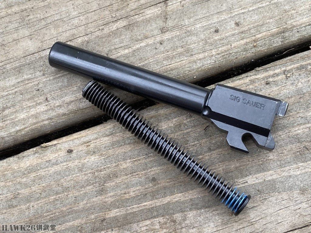 Bộ phận nòng súng và lò xo của súng ngắn M17 sau 25.000 phát bắn vẫn gần như còn mới nguyên.