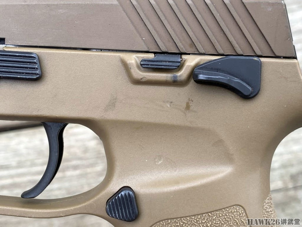 Phần tay cầm cò súng được thiết kế để phù hợp với người dùng có thể giữ vững súng khi khai hỏa, khẩu súng này cũng được thiết kế đối xứng hoàn toàn, cho phép người sử dụng dùng súng thoải mái bất kể thuận tay trái hay tay phải.