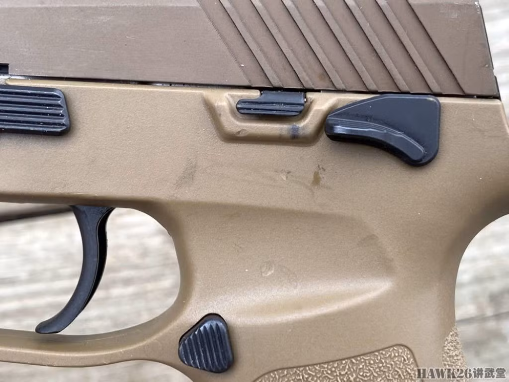 Phần tay cầm cò súng được thiết kế để phù hợp với người dùng có thể giữ vững súng khi khai hỏa, khẩu súng này cũng được thiết kế đối xứng hoàn toàn, cho phép người sử dụng dùng súng thoải mái bất kể thuận tay trái hay tay phải.