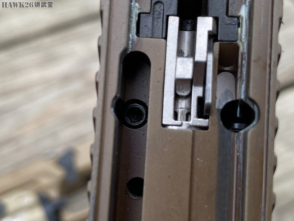 Ở phía bên trong, một vài chi tiết có độ hao mòn cao đã có dấu hiệu xuống cấp với khá nhiều vết xước. Tuy nhiên, về cơ bản những chi tiết này vẫn chưa bị hao mòn quá nặng, vẫn có thể tiếp tục sử dụng.