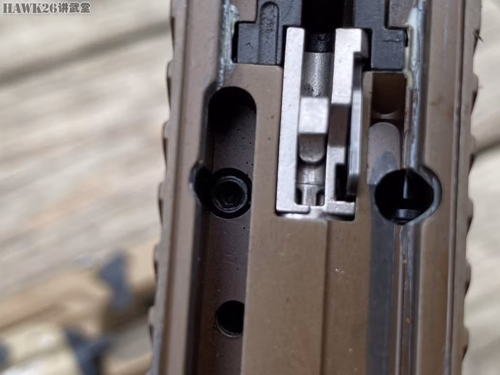 Ở phía bên trong, một vài chi tiết có độ hao mòn cao đã có dấu hiệu xuống cấp với khá nhiều vết xước. Tuy nhiên, về cơ bản những chi tiết này vẫn chưa bị hao mòn quá nặng, vẫn có thể tiếp tục sử dụng.