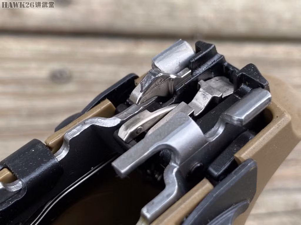 Một vài chi tiết như kim hỏa của súng đã có dấu hiệu bị mài mòn nặng sau hơn 20.000 phát bắn, tuy nhiên trong điều kiện sử dụng thực tế, các dấu hiệu hao mòn này sẽ tốn tới hàng chục năm mới xuất hiện.