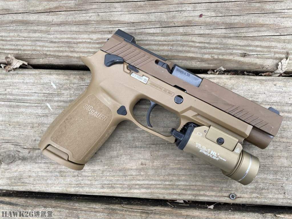 Về ngoại hình, có thể thấy khẩu súng ngắn này gần như còn nguyên vẹn, lớp sơn vẫn còn rất mới và chưa có dấu hiệu bị cũ theo thời gian.