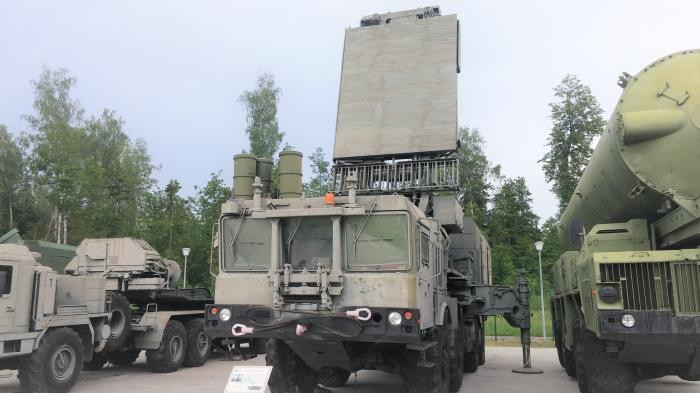 Tuy nhiên phiên bản radar mà chúng ta sở hữu là phiên bản cũ, mang định danh 96L6E. Mặc dù vậy, những tính năng chiến thuật của phiên bản này về cơ bản cũng không thua kém quá nhiều phiên bản cải tiến Nga cho ra mắt sau này. Nguồn ảnh: BMDP.