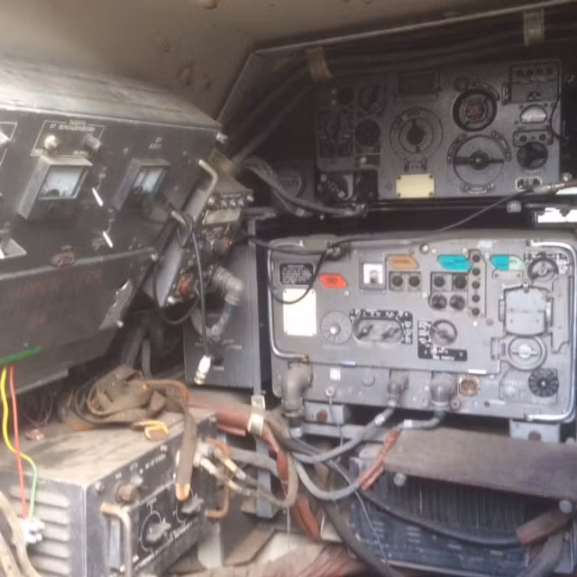 Vị trí ngồi của trưởng xa trên thiết giáp BTR-60 với hệ thống liên lạc ở bên phải.