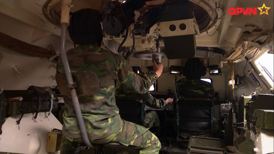 Bên trong xe thiết giáp chở quân BTR-60PB của Quân đội Việt Nam có kíp chiến đấu ba người bao gồm một lái xe, một trưởng xe kiêm liên lạc và một pháo thủ.