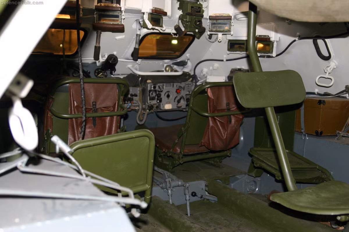 Phiên bản gốc của BTR-60PB có nội thất khá đơn giản, phần ghế ngồi của trưởng xa và lái xe được trang bị đệm da, trong khi đó vị trí của pháo thủ lại chỉ là ghế thép.