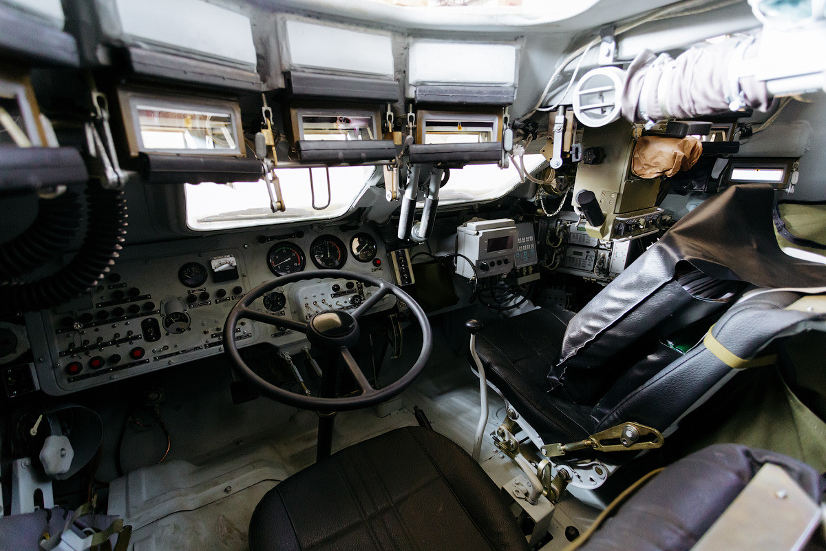 Cận cảnh vị trí ngồi của lái xe trên chiếc BTR-60 do Liên Xô sản xuất trong quá khứ.