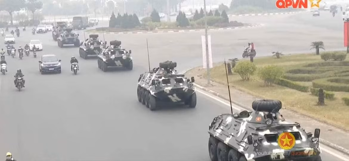 Các thiết giáp chở quân lội nước BTR-60PB mà Việt Nam đang sử dụng là phiên bản cuối cùng của xe chở quân BTR-60 - thế hệ đầu tiên trong dòng xe thiết giáp chở quân 8x8 do Liên Xô sản xuất.