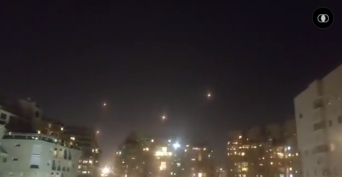 Bằng một thái độ cứng rắn, Hamas đã nhắm thẳng vào Tel Aviv - trung tâm kinh tế - chính trị của người Israel. Thậm chí Hamas còn khẳng định đã sử dụng tên lửa và pháo phản lực đời mới, để vượt qua được hệ thống Iron Dome của Tel Aviv.