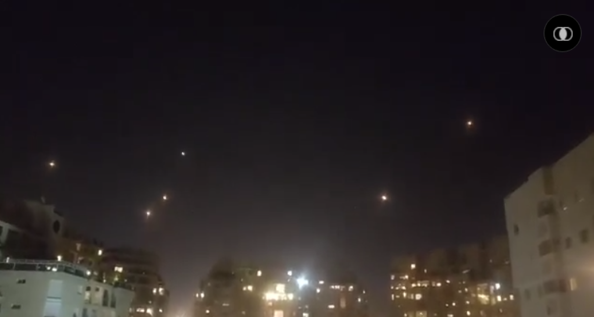 Hàng phòng thủ Iron Dome của Israel - hay còn được biết tới với cái tên Vòm Sắt, đã phải hoạt động hết công suất để đánh chặn tên lửa, pháo phản lực của Hamas.