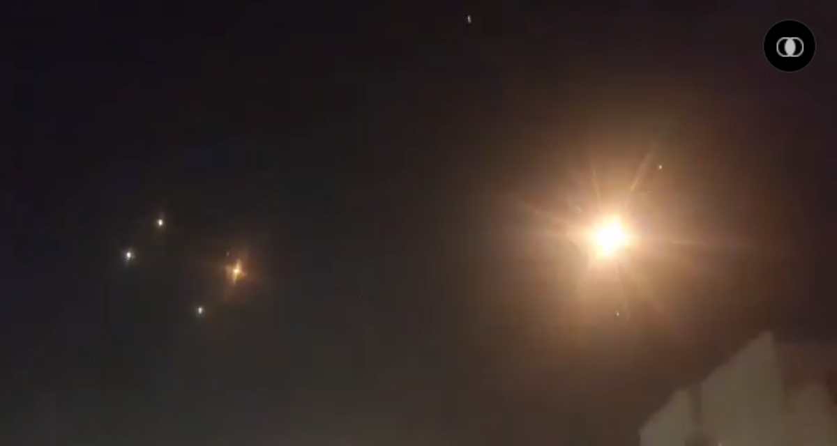 Thành phố Tel Aviv cũng chìm trong báo động, các mảnh vỡ của tên lửa và pháo phản lực rơi như mưa xuống nhiều khu vực.