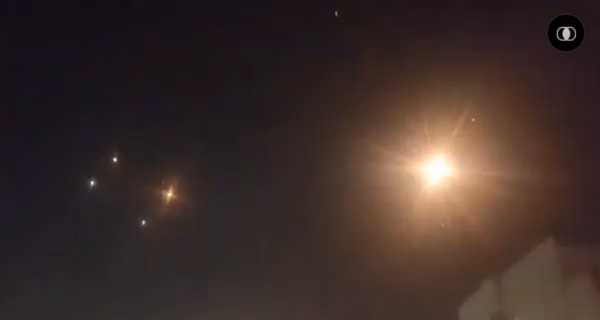 Thành phố Tel Aviv cũng chìm trong báo động, các mảnh vỡ của tên lửa và pháo phản lực rơi như mưa xuống nhiều khu vực.