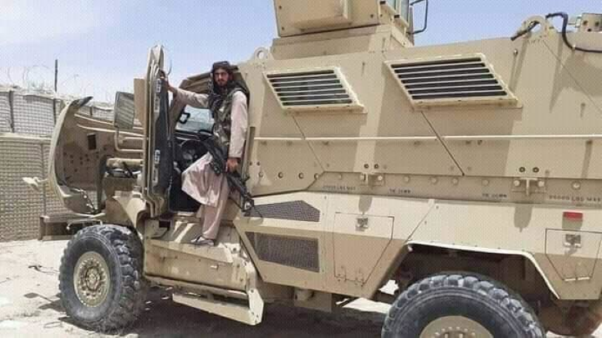 Xe có 2 cửa hông và cửa chính đổ quân ở đằng sau.