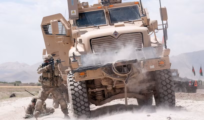 Thành viên tổ lái gồm 2 người, một lái xe và một xạ thủ súng máy.