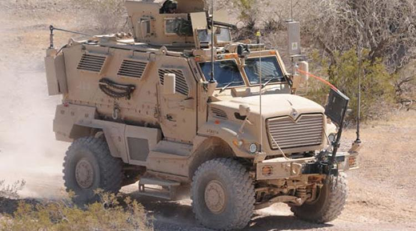 Xe được trang bị lớp kính chống đạn có thể vô hiệu hóa đạn súng bộ binh, hoặc mảnh văng đạn pháo.