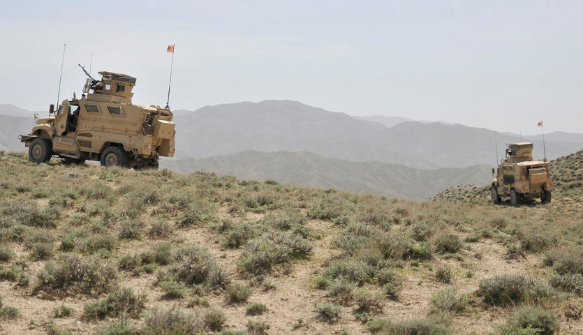 Trên nóc xe là ụ súng máy hạng nặng 12,7mm M2HB. Để bảo vệ xạ thủ, ụ súng này cũng được trang bị giáp và kính chống đạn.