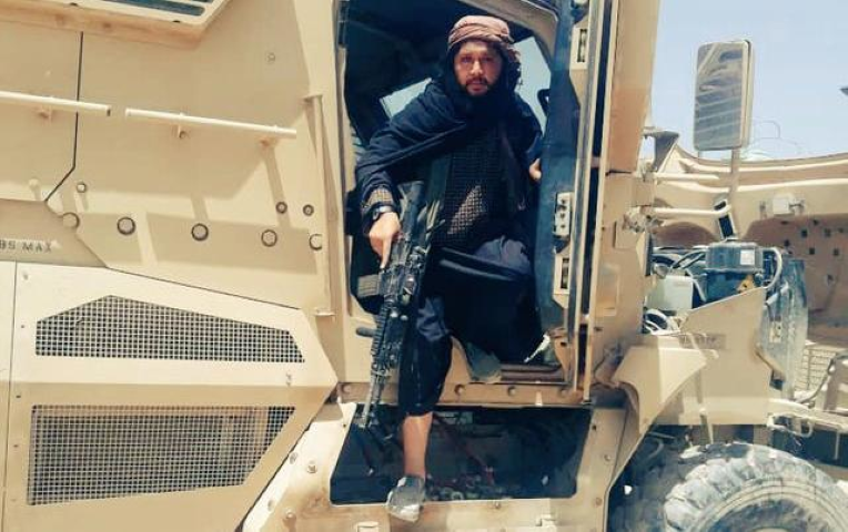 Cửa được thiết kế bao gồm nhiều lớp giáp tổng hợp giúp bảo vệ lính khỏi đạn bộ binh bắn thẳng.