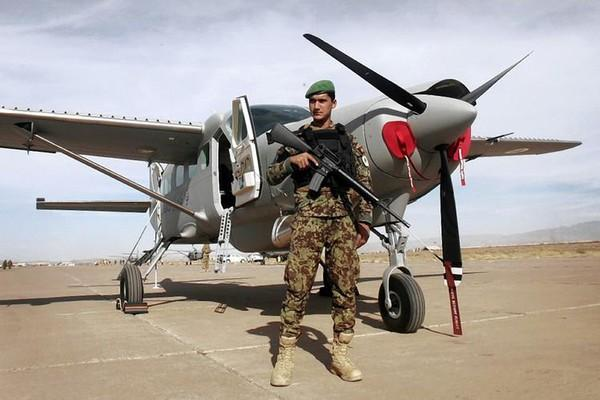 Tuy nhiên cáo buộc này chưa được bất cứ bên liên quan nào xác nhận, bất chấp thực tế là đã diễn ra những trận oanh kích nhằm vào Taliban do máy bay bí ẩn, chưa rõ thuộc về lực lượng nào tiến hành.