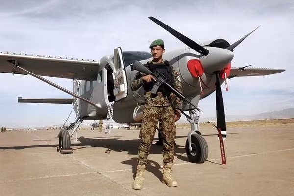 Tuy nhiên cáo buộc này chưa được bất cứ bên liên quan nào xác nhận, bất chấp thực tế là đã diễn ra những trận oanh kích nhằm vào Taliban do máy bay bí ẩn, chưa rõ thuộc về lực lượng nào tiến hành.