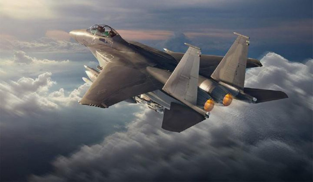 Dù chỉ có tính năng bán tàng hình, nhưng bù lại F-15EX lại nổi trội về trọng tải vũ khí, thậm chí con số 14 tấn vũ khí còn lớn hơn cả máy bay ném bom chiến lược H-6K của Trung Quốc vốn chỉ mang được 9 tấn vũ khí.