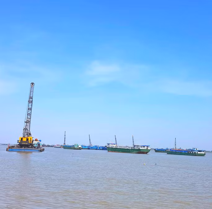 Cong ty trung thau du an khai thac mo cat hon 2.800 ty chi co 2 nhan su?