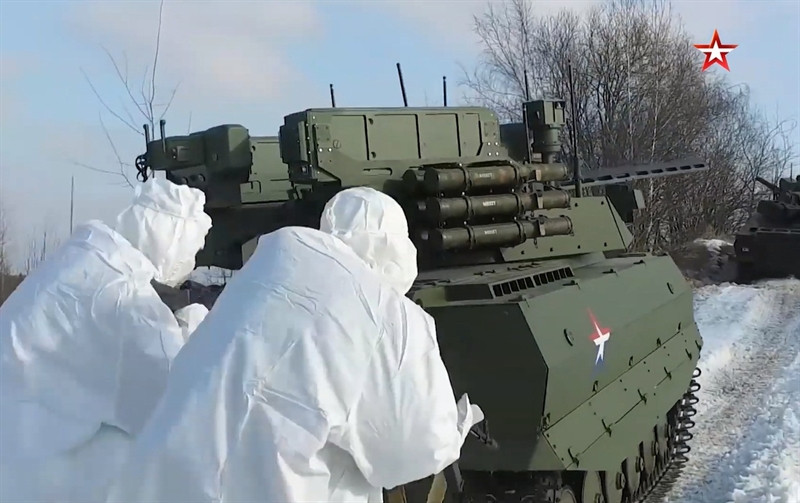 Ban đầu tổ hợp robot Uran-9 được thiết kế cho vai trò trinh sát, yểm trợ hỏa lực, và phá hủy xe bọc thép của đối phương. Robot chiến đấu nặng 12 tấn được trang bị 2 tên lửa chống tăng có điều khiển Ataka, 6 ống phóng tên lửa nhiệt áp Shmel-M, pháo tự động 2A72, súng máy đồng trục 7,62 mm. Tùy theo yêu cầu nhiệm vụ, Uran-9 còn có thể được tích hợp thêm tên lửa phòng không Igla hoặc Verba.