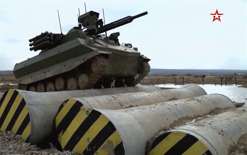 Với cơ số vũ khí mang theo, cỗ máy chiến đấu này không chỉ là ác mộng với mục tiêu mặt đất mà nó còn có thể thể đánh chặn những máy bay tầm thấp, trực thăng khi lọt vào tầm bắn - đây là tính năng không có trên phiên bản tiêu chuẩn được thử nghiệm tại chiến trường Syria trước đây. Có thể nói rằng, hệ thống robot này được vũ trang "đến tận răng".