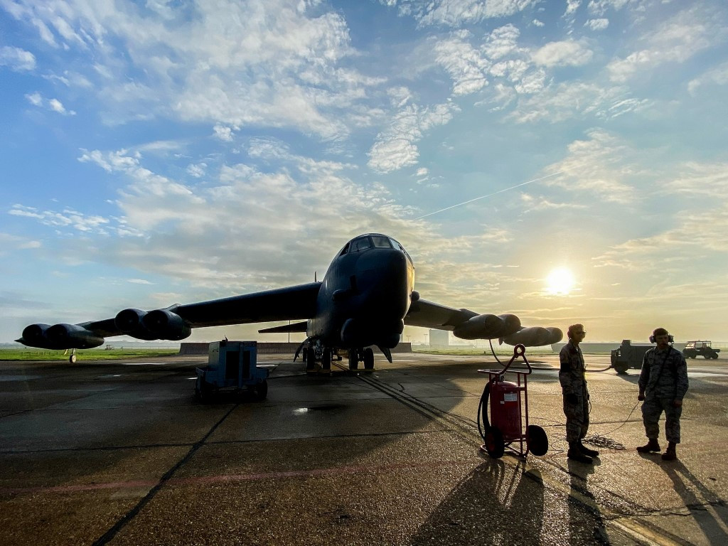 Do có bề mặt phản xạ radar quá lớn, các máy bay ném bom B-52 đòi hỏi phải có vùng trời an toàn, nghĩa là các loại tiêm kích chiến thuật khác, phải dọn đường và bảo vệ máy bay loại ném bom chậm chạp, dễ bị phát hiện này.