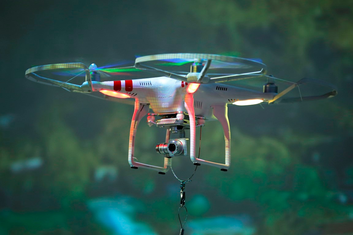 Các tiêm kích thế hệ 5 mới thực sự có khả năng tàng hình, với bề mặt phản xạ radar cực thấp. Ví dụ như chiến đấu cơ F-22 Raptor của Mỹ, có bề mặt phản xạ radar chỉ bằng một máy bay điều khiển từ xa cỡ nhỏ, khoảng 0,0005 mét vuông.