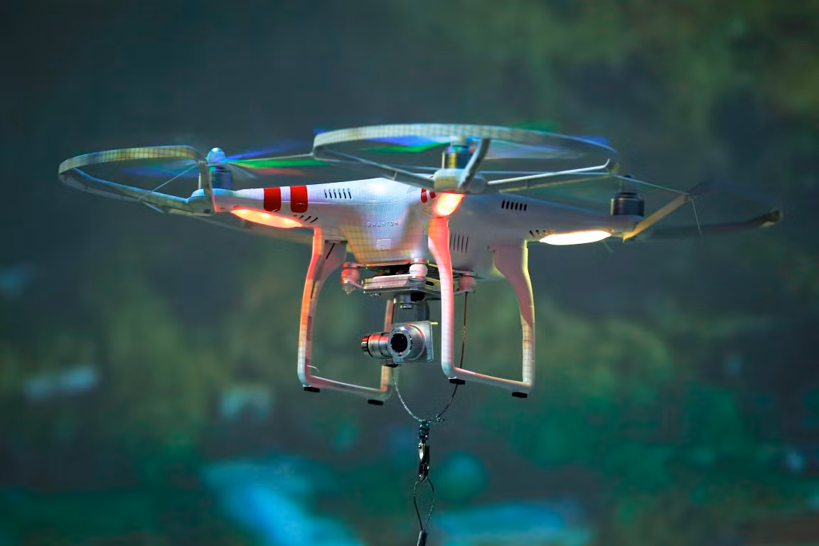 Các tiêm kích thế hệ 5 mới thực sự có khả năng tàng hình, với bề mặt phản xạ radar cực thấp. Ví dụ như chiến đấu cơ F-22 Raptor của Mỹ, có bề mặt phản xạ radar chỉ bằng một máy bay điều khiển từ xa cỡ nhỏ, khoảng 0,0005 mét vuông.