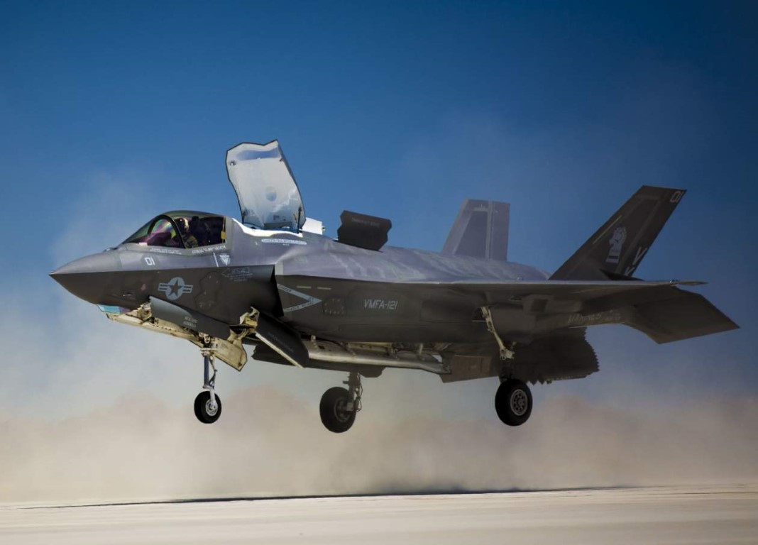 Trong khi đó máy bay chiến đấu F-35 của Mỹ dù ra đời rất lâu sau chiếc Raptor, cũng có bề mặt phản xạ radar lớn hơn gấp 10 lần.