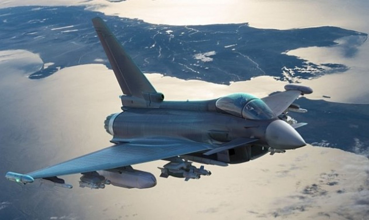 Tuy nhiên F/A-18 chưa phải loại tiêm kích thế hệ 4 có bề mặt phản xạ radar thấp nhất, Eurofighter Typhoon của châu Âu mới là loại tiêm kích có thiết kế giảm thiểu tối đa bề mặt phản xạ radar, với diện tích phản xạ chỉ 0,5 mét vuông.