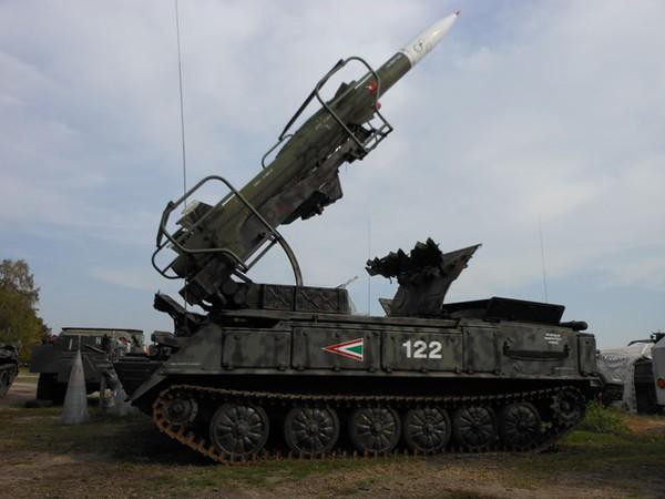 Đài chỉ huy của tổ hợp trong tư thế chiến đấu có vẻ ngoài khá bất thường. Để thu nhỏ kích thước, các nhà thiết kế đã đặt hai radar phát hiện và dẫn đường trên cùng một xe tự hành.