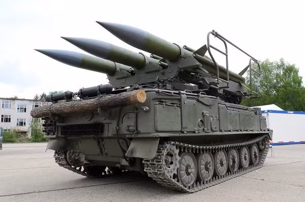 Ở trạng thái hành quân, ăng-ten của chúng được gấp lại, hạ giá đỡ vào thùng xe. Theo dấu hiệu của sự sẵn sàng, "Khối lập phương" nở rộ như một bông hoa thép.