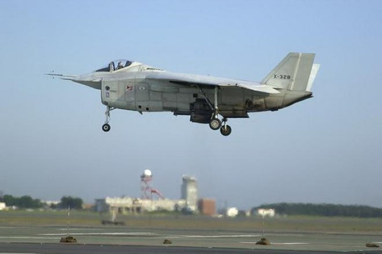 Ở biến thể này, cửa hút không khí được làm mới, khác biệt hoàn toàn với mẫu thử nghiệm X-32 đầu tiên.